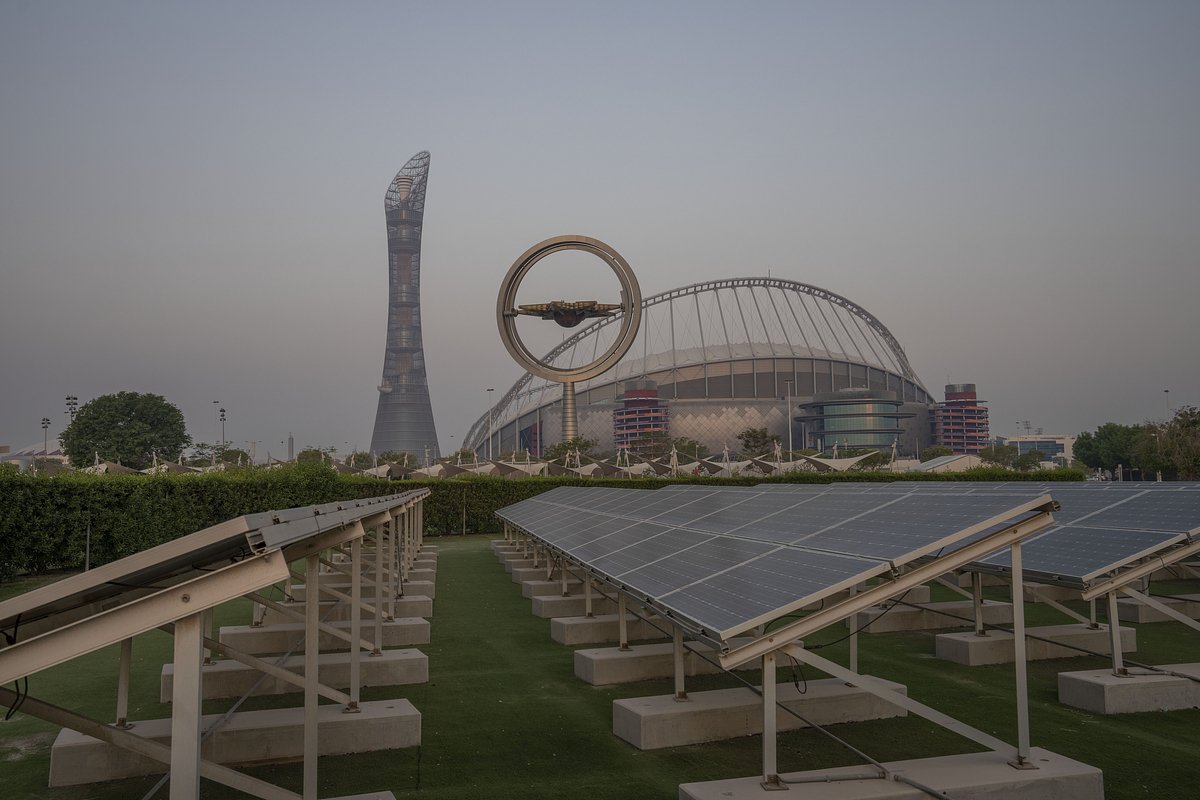 Солнечные панели, установленные напротив самого старого стадиона в Дохе — Международного стадиона Халифа