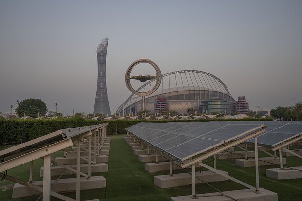 Солнечные панели, установленные напротив самого старого стадиона в Дохе — Международного стадиона Халифа. Фото: Nariman El-Mofty / AP