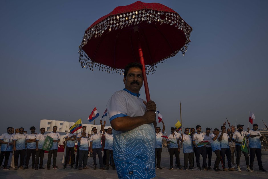 Футбольные фанаты из Индии празднуют начало обратного отсчета до старта Чемпионата мира по футболу в Дохе