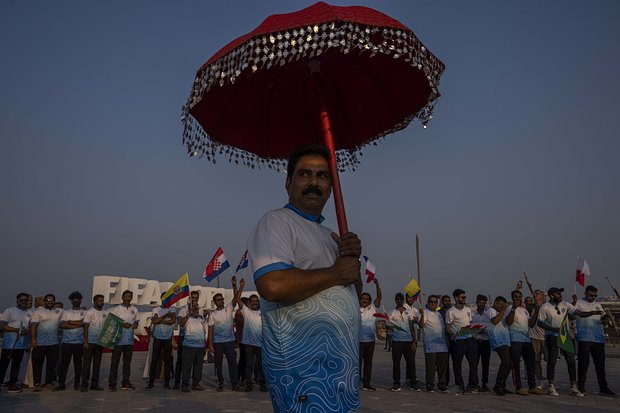 Футбольные фанаты из Индии празднуют начало обратного отсчета до старта Чемпионата мира по футболу в Дохе. Фото: Nariman El-Mofty / AP