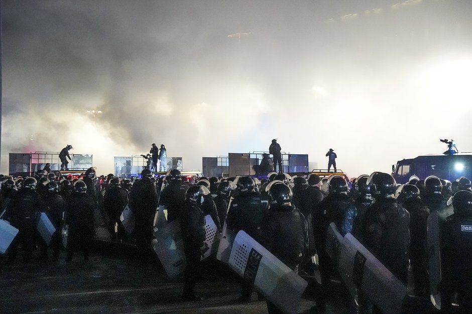 ОМОН блокирует демонстрантов в центре Алма-Аты, Казахстан, 5 января 2022 года