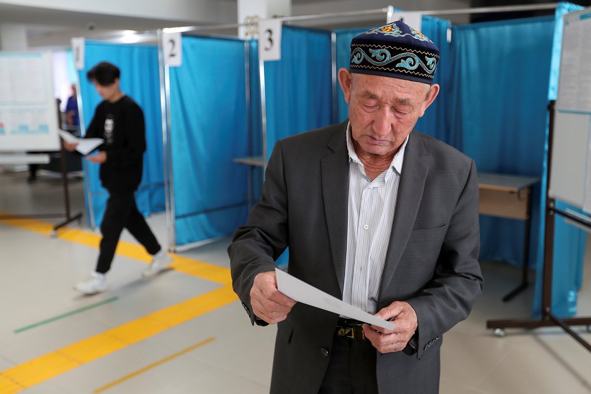 На избирательном участке во время конституционного референдума в городе Коянды, Акмолинская область, Казахстан, 5 июня 2022 года