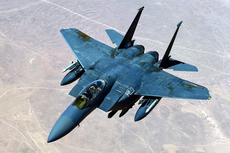 Истребитель-бомбардировщик F-15E Strike Eagle с бомбой B61-12