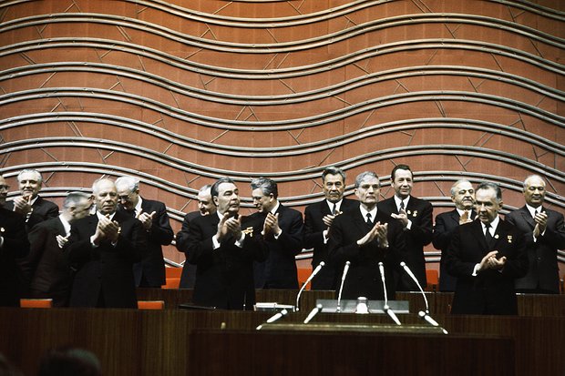 Суслов среди руководителей КПСС и советского государства, 1971 год. Фото: Валентин Соболев / ТАСС