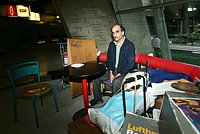 Умер иранец, вдохновивший Спилберга на фильм «Терминал». Он 18 лет прожил в аэропорту, но так и не обрел смысла жизни