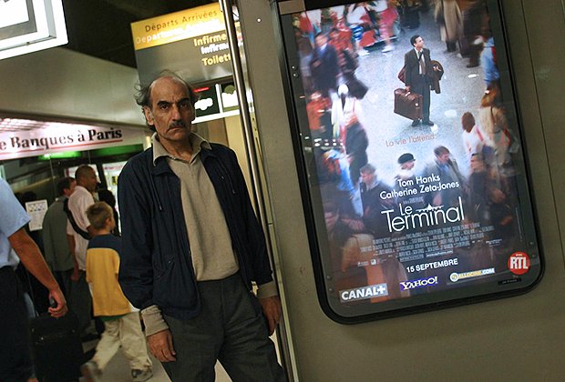 Накануне выхода ленты «Терминал» Нассери сфотографировался на фоне постера к фильму. Фото: Christophe Calais / Corbis via Getty Images