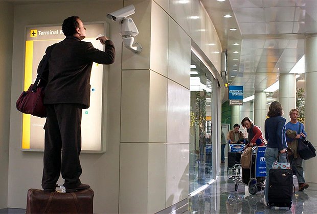 Герой Тома Хэнкса не мог покинуть здание аэропорта в Нью-Йорке в течение девяти месяцев. Кадр: фильм «Терминал»