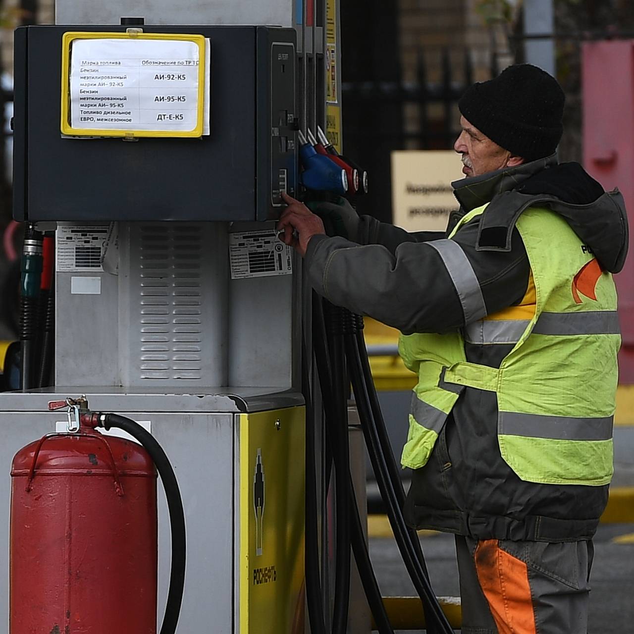 Розничная сеть «Роснефть» приступила к реализации зимнего дизельного топлива:  Деловой климат: Экономика: Lenta.ru