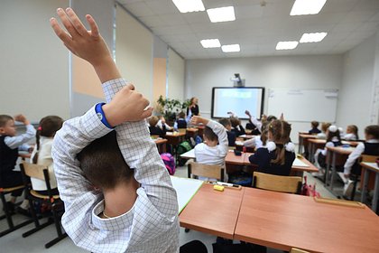 Российского школьника дважды вызвали на комиссию из-за длинных волос и пирсинга