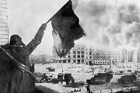 Красный флаг над площадью Павших борцов освобожденного Сталинграда, 31 января 1943 годв