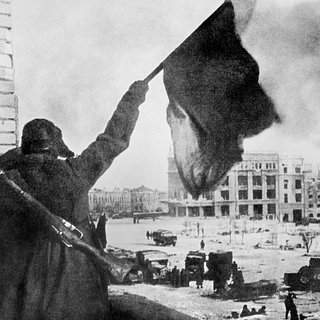 Красный флаг над площадью Павших борцов освобожденного Сталинграда, 31 января 1943 годв
