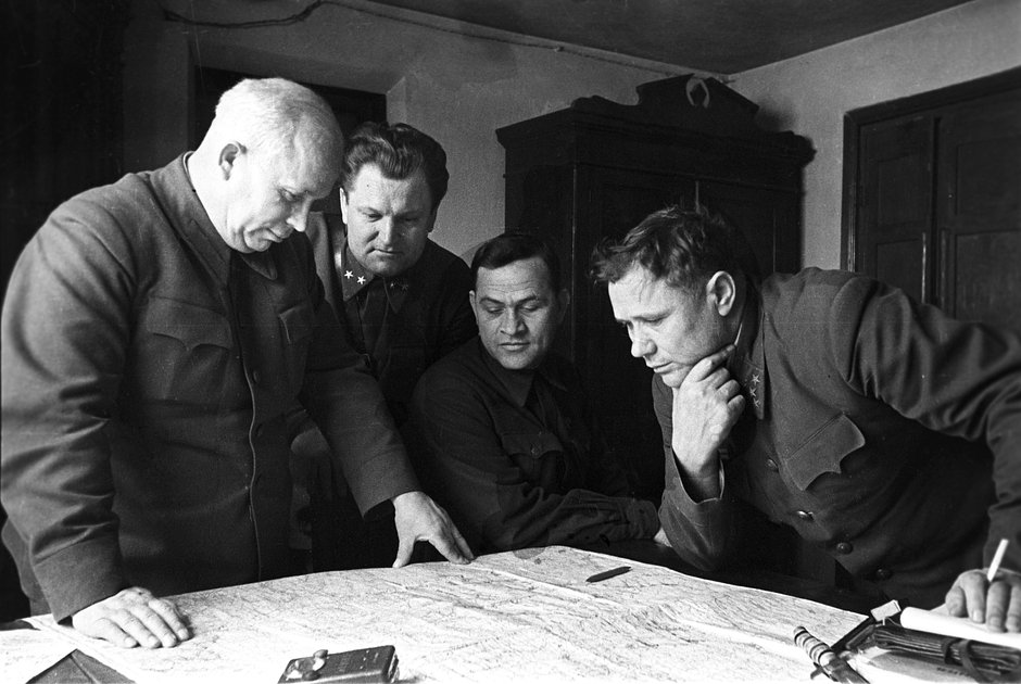 Командующий Сталинградским фронтом генерал Андрей Еременко (справа) и члены Военного совета