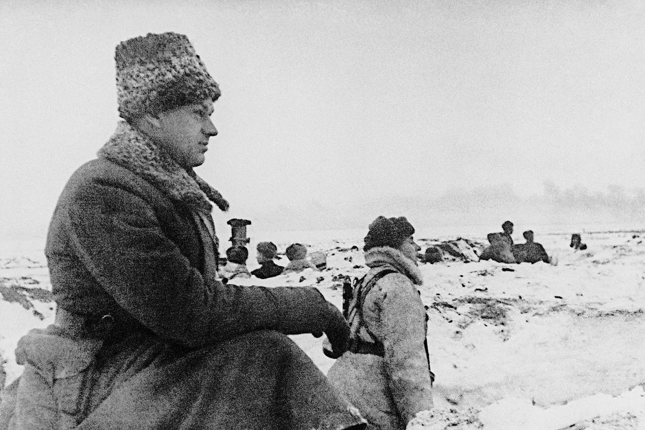 Командующий Донским фронтом генерал Константин Рокоссовский на наблюдательном пункте под Сталинградом