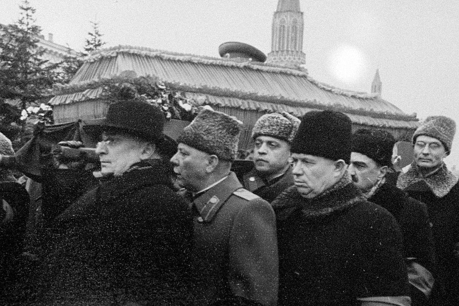 Члены правящей верхушки несут гроб с телом Сталина 