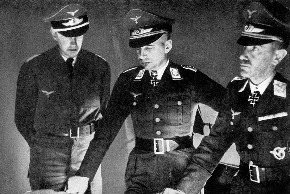 Генерал Ханс Ешоннек (в центре) с генералом Александером Лером (справа)
