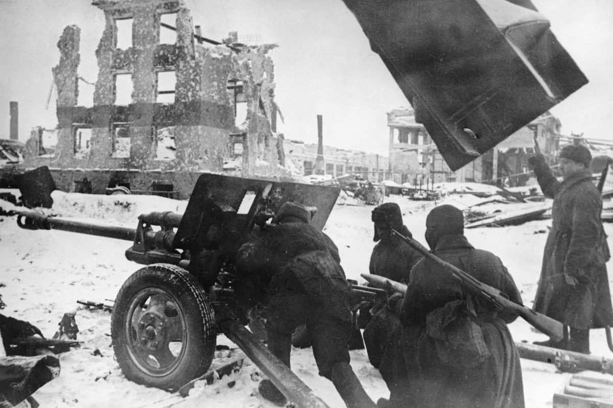 Советские артиллеристы во время уличных боев в Сталинграде, ноябрь 1942 года