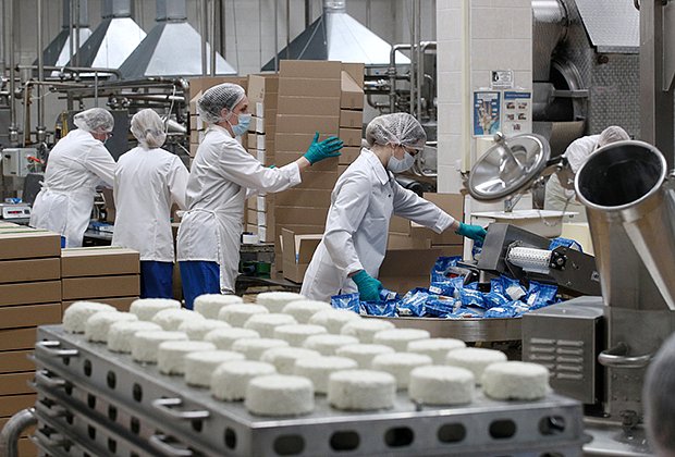 Упаковка молочной продукции на заводе. Фото: Егор Алеев / ТАСС