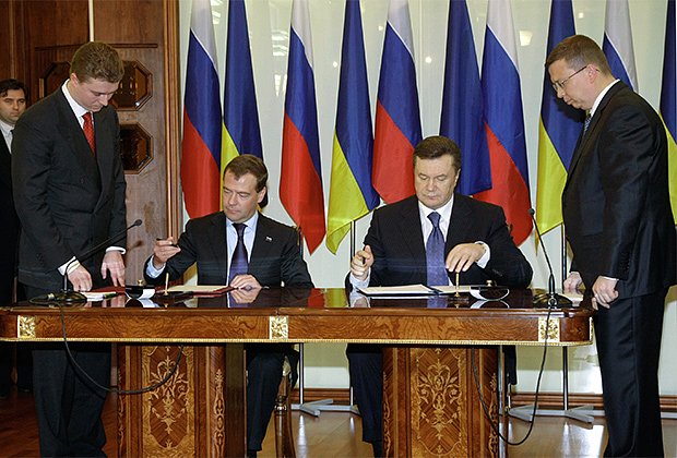 Президент РФ Дмитрий Медведев и президент Украины Виктор Янукович (слева направо) во время подписания соглашения по продолжению базирования Черноморского флота РФ в Крыму после 2017 года. 21 апреля 2010 года
