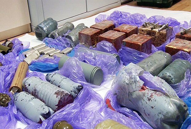 Тротиловые шашки, самодельные взрывные устройства и гранаты, обнаруженные в ходе задержания украинских диверсантов сотрудниками ФСБ России в Крыму