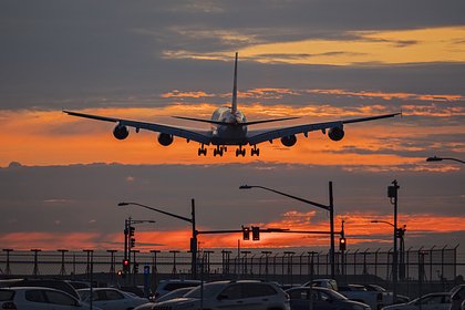 Летевший в Москву самолет посадили из-за пристававшего к стюардессам пассажира