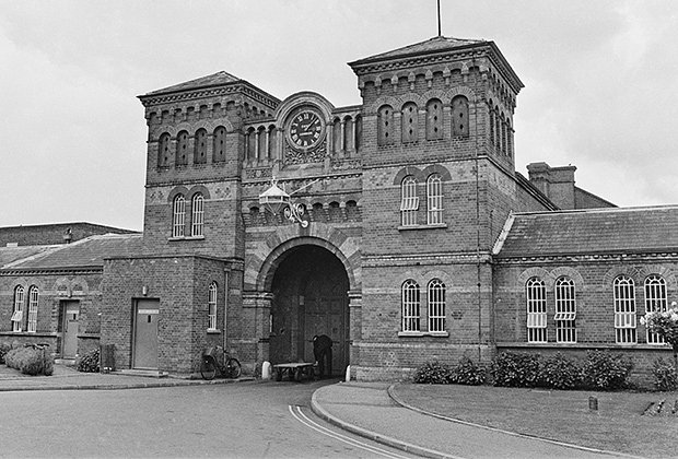 Вход в психиатрическую больницу строгого режима Бродмур. Фото: William Lovelace / Daily Express / Hulton Archive / Getty Images
