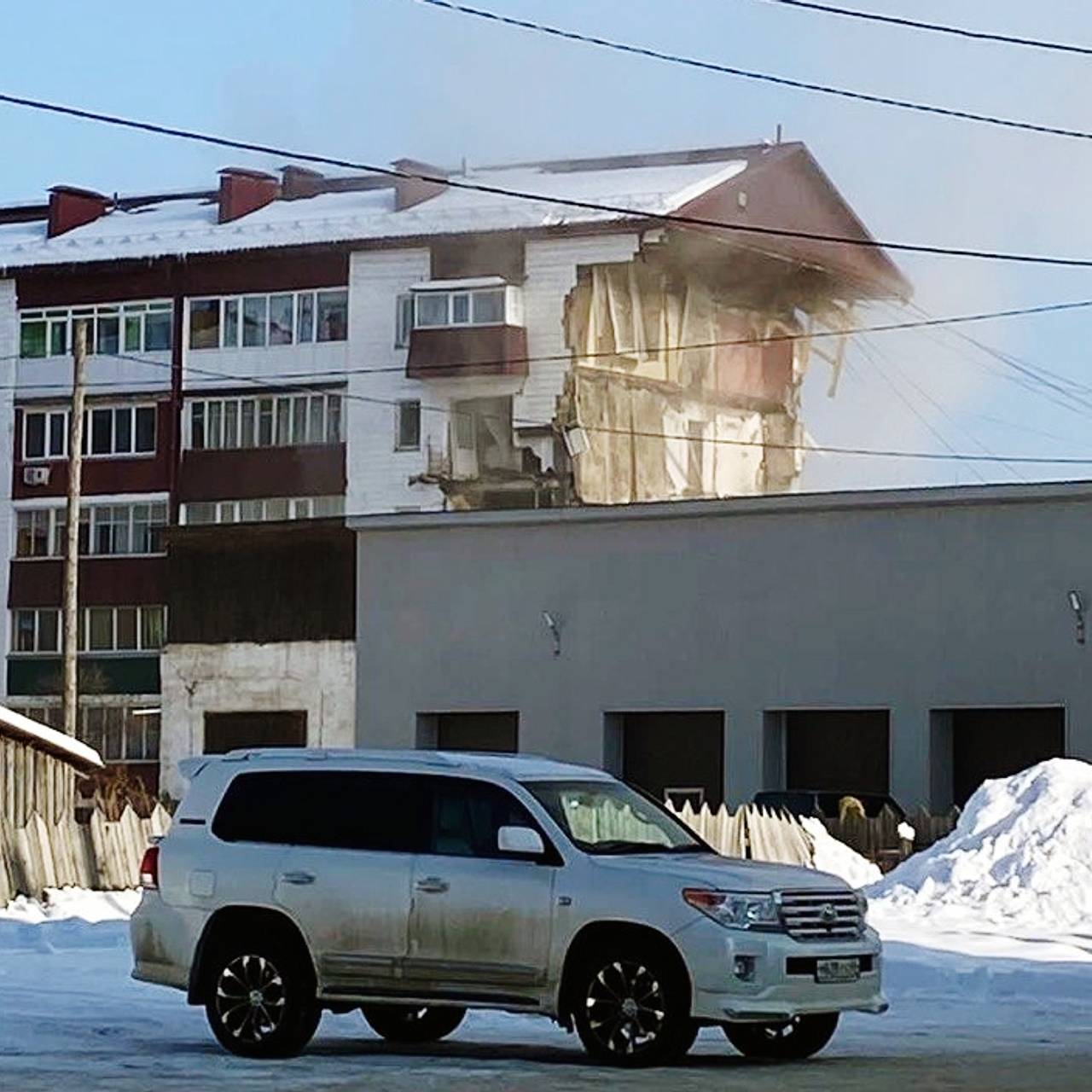 Власти сообщили о сносе подъезда дома после взрыва газа в поселке на  Сахалине: Происшествия: Россия: Lenta.ru