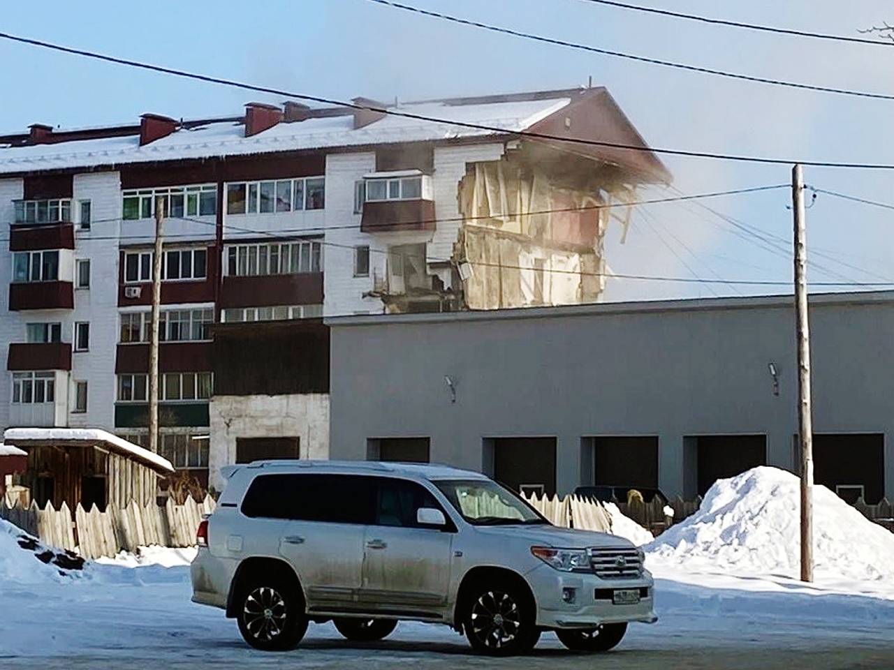 Власти сообщили о сносе подъезда дома после взрыва газа в поселке на  Сахалине: Происшествия: Россия: Lenta.ru