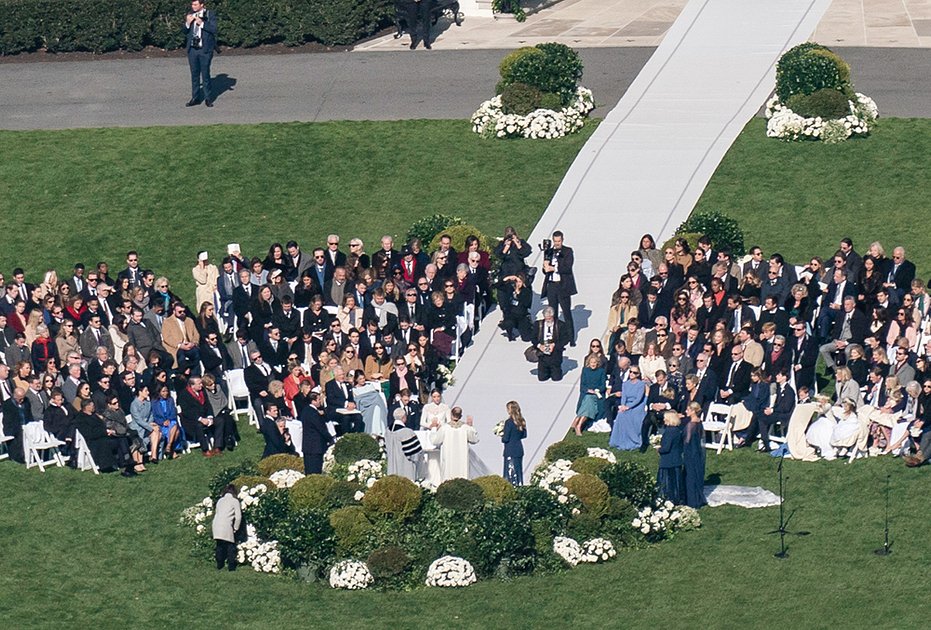 Панорама венчания Наоми Байден и Питера Нила на Южной лужайке Белого дома