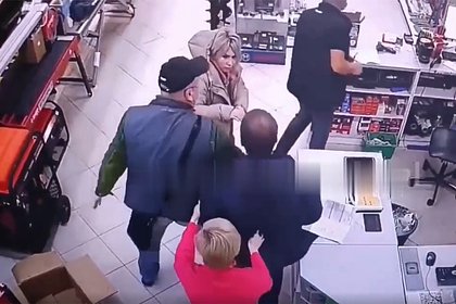 Россиянин поссорился с женой в магазине, сломал ей нос и попал на видео