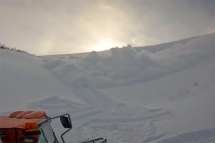 Российские туристы сняли на видео надвигающуюся на них мощную лавину