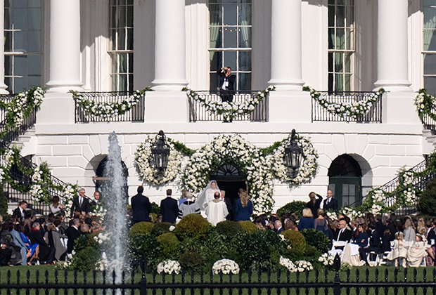 Террасу Белого дома к свадьбе Наоми украсили цветочными гирляндами