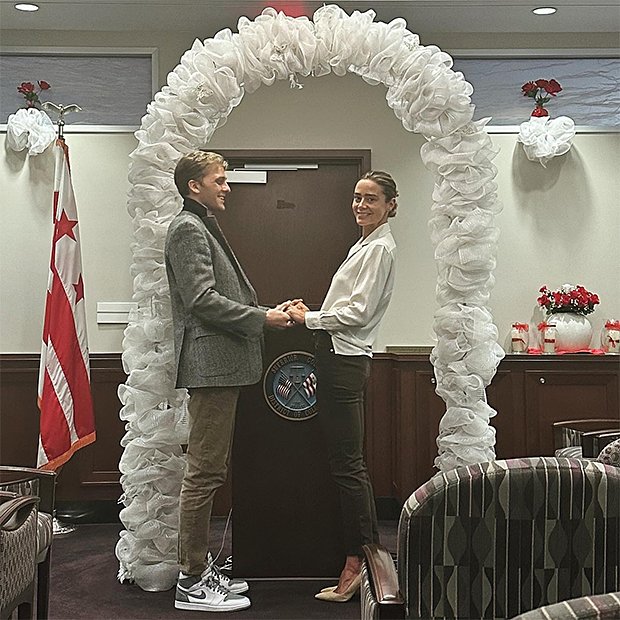 Питер Нил и Наоми Байден получают официальную лицензию на заключение брака в Washington D.C. Marriage Bureau