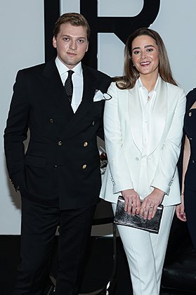 Наоми Байден с женихом Питером Нилом на показе Ralph Lauren на Неделе моды в Нью-Йорке, март 2022 года