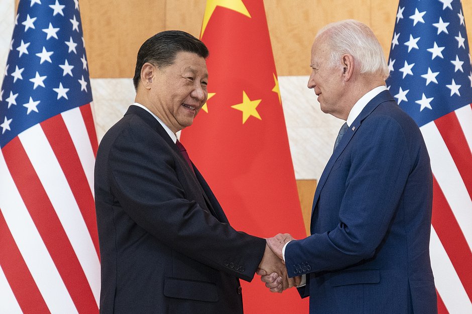 Президент США Джо Байден (справа) и председатель Китая Си Цзиньпин обмениваются рукопожатием перед встречей на полях саммита G20, 14 ноября 2022 года, Бали, Индонезия