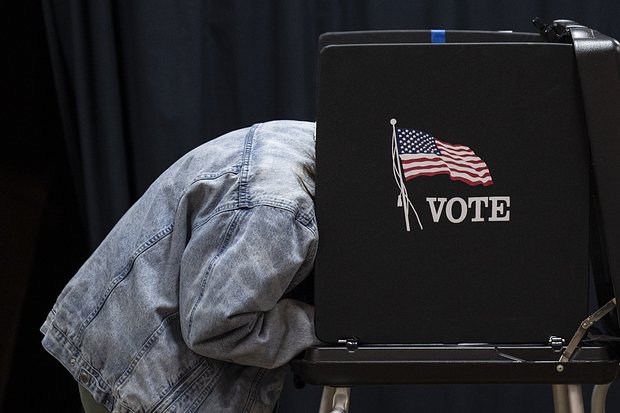 Люди голосуют на избирательном участке в церкви Христа в Индианоле в день выборов 8 ноября 2022 года в Колумбусе, штат Огайо. Фото: Drew Angerer / Getty Images