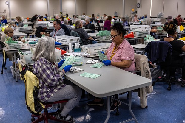 Сотрудники избирательных комиссий сортируют бюллетени в Центре подсчета голосов и выборов округа Марикопа, 9 ноября 2022 года, Феникс, штат Аризона. Фото: John Moore / Getty Images