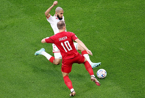 Игрок сборной Туниса Аисса Лаидуни и Кристиан Эриксен в матче ЧМ-2022