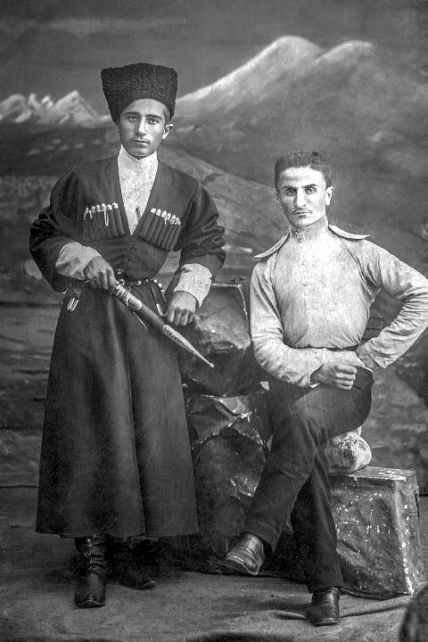 Фотопортрет Мальсагова (на снимке справа) после выпуска из военного училища