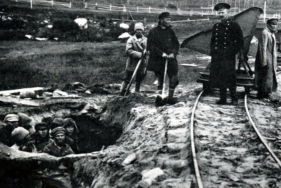 Заключенные Соловецкого лагеря на работах
