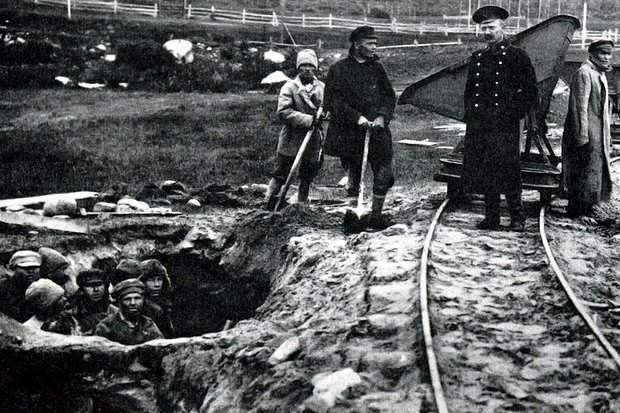 Заключенные Соловецкого лагеря на работах. Фото: Archive Tomasz Kizny / Wikimedia