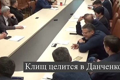 Устроившие бой бумажным шариком на совещании депутаты попали на видео