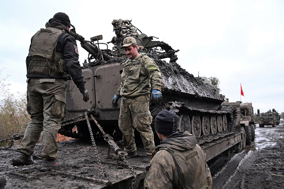 Российские военные загружают на тягачи бронетехнику, получившую повреждения в ходе боевых действий в Луганской народной республике (ЛНР), для отправки в ремонтные мастерские