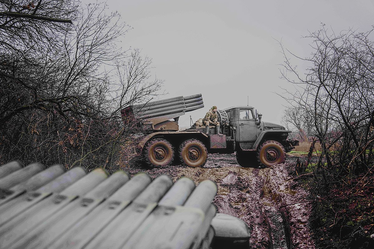 Реактивные системы залпового огня БМ-21 «Град» недалеко от линии фронта в Донбассе, 20 ноября 2022 года