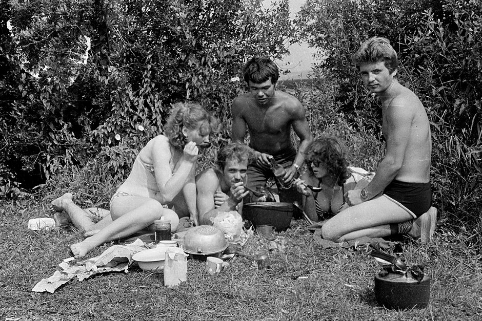 Компания друзей фотографа и их будущие жены традиционно отдыхают на берегу Галичского озера
