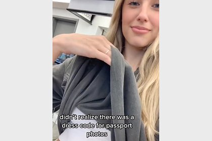 Девушку в неуместном наряде заставили прикрыться футболкой ради фото на паспорт