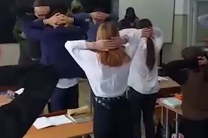 Российским школьникам выдали оружие и срежиссировали «захват» старшеклассников