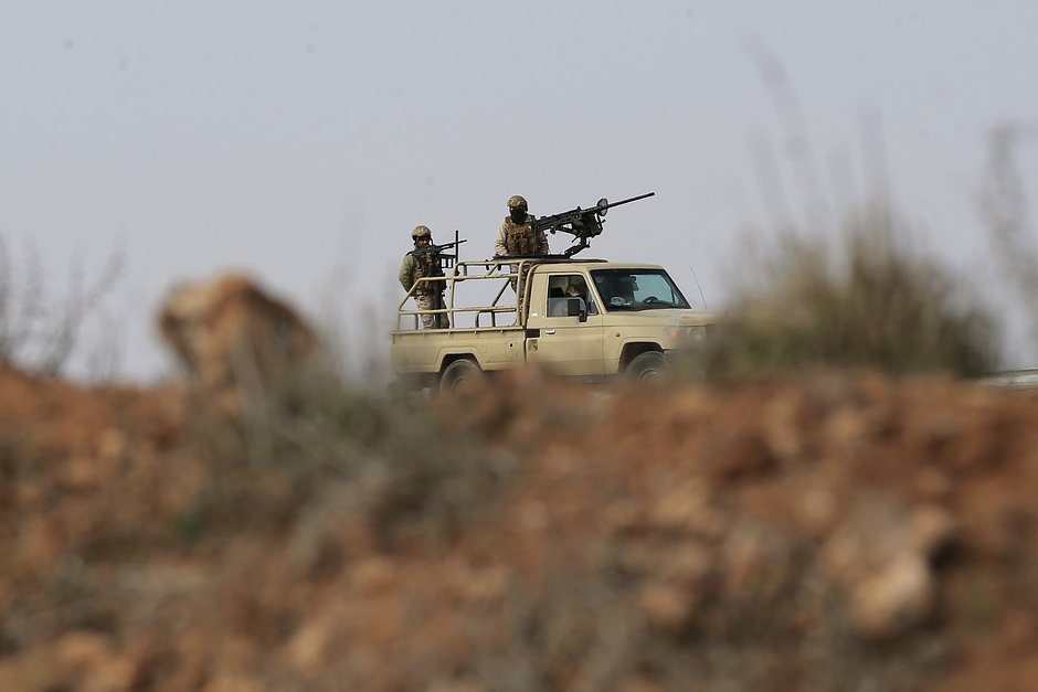 Иорданские солдаты патрулируют восточную часть иорданско-сирийской границы в Аль-Вашаше, мухафаза Мафрак, Иордания, 17 февраля 2022 года