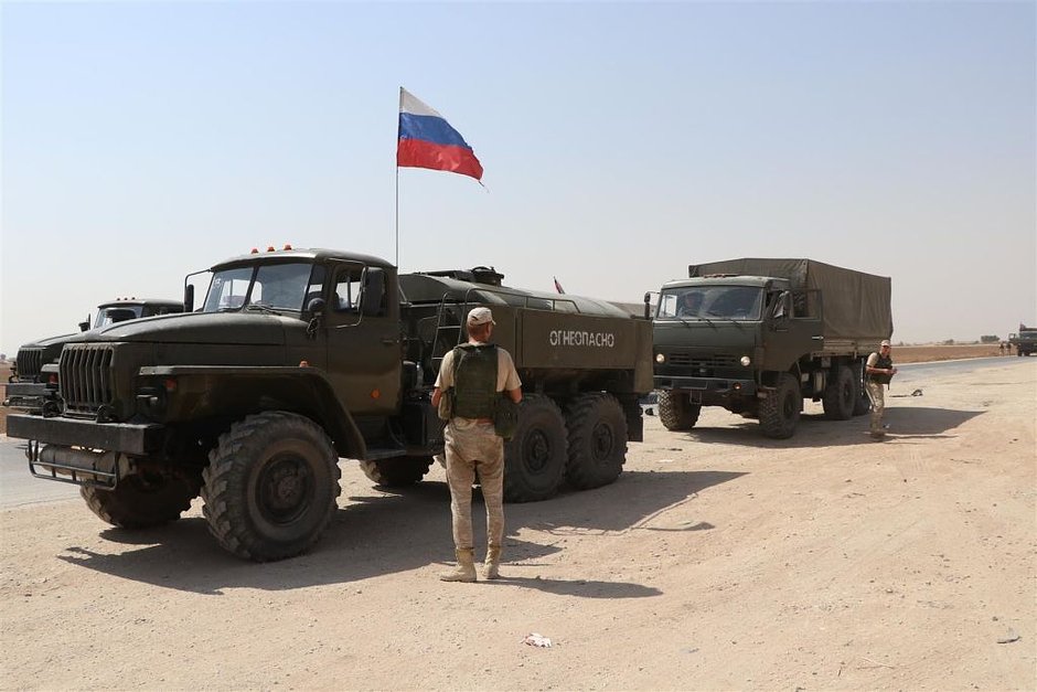 Военные машины Вооруженных сил России возле города Эль-Камышлы, Сирия, 14 сентября 2020 года