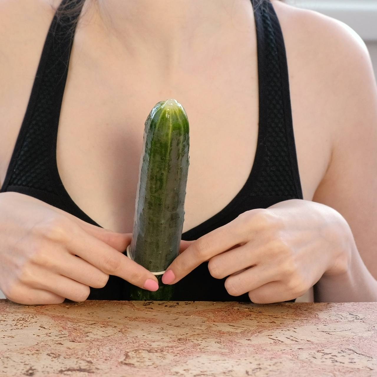 Сексуальное вегетарианство: огурец в манде, кабачок в жопе - не девушка, а салат!