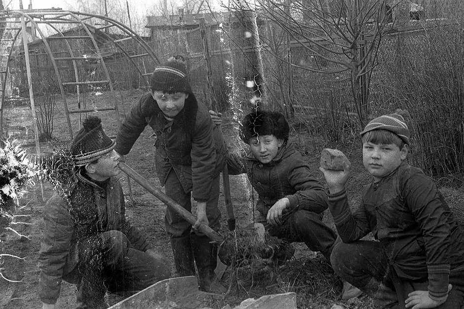 Осенний субботник. Во время таких субботников больше дурачились, чем делали полезного